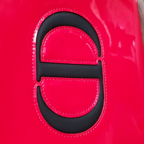 New never used DIOR red zipper pouch clutch bag .. Shiny Red w/ black CD logo - Picture 3 of 10